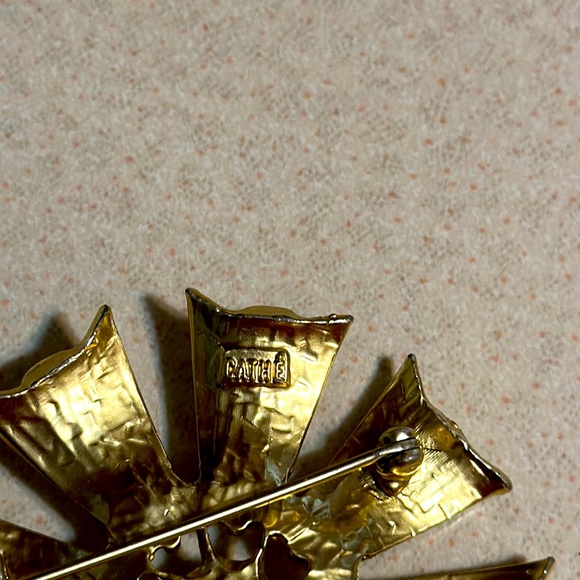 Vintage CATHE gold tone flower shaped broach (424) - Picture 3 of 4